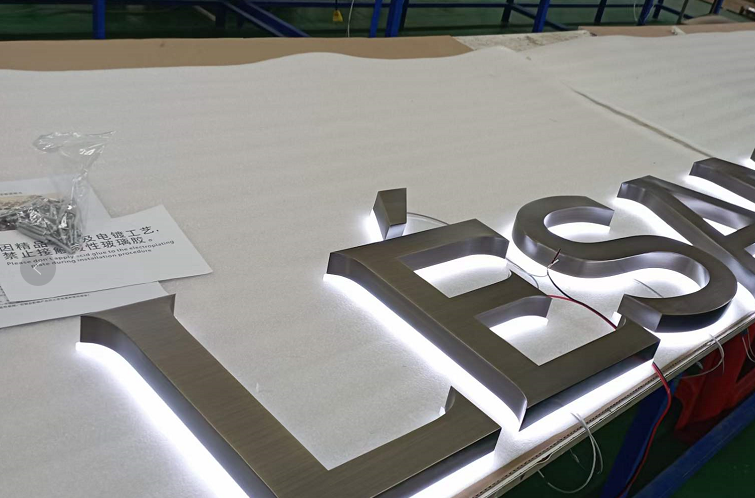 發(fā)光字門(mén)楣定制怎么選材3