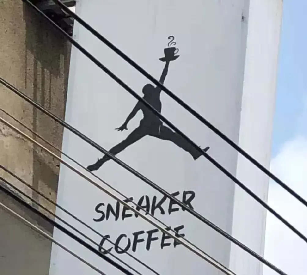 中國(guó)路邊的戶外廣告牌，我能笑一年4