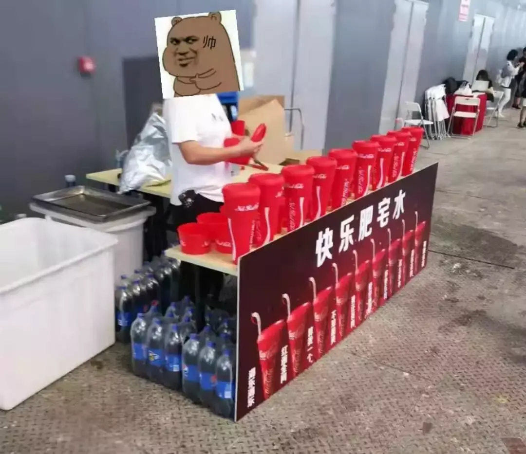 中國(guó)路邊的戶外廣告牌，我能笑一年27