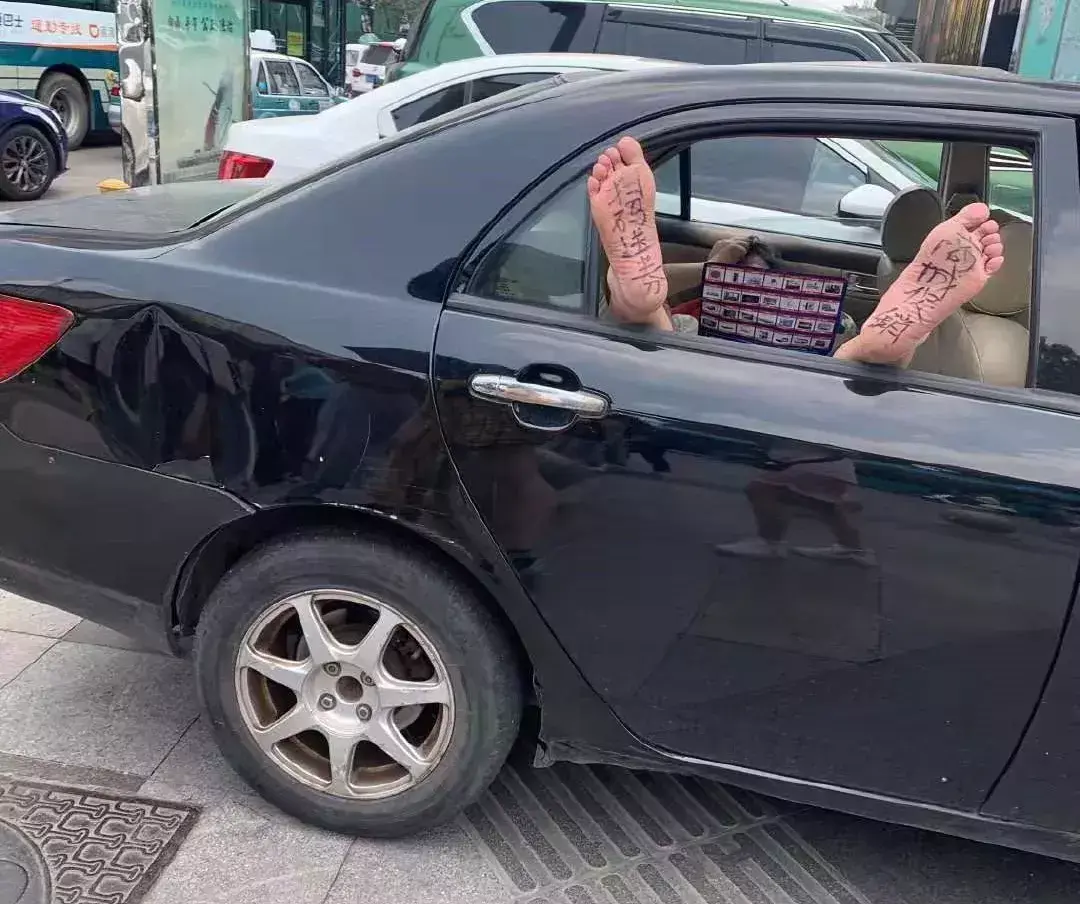 中國(guó)路邊的戶外廣告牌，我能笑一年29