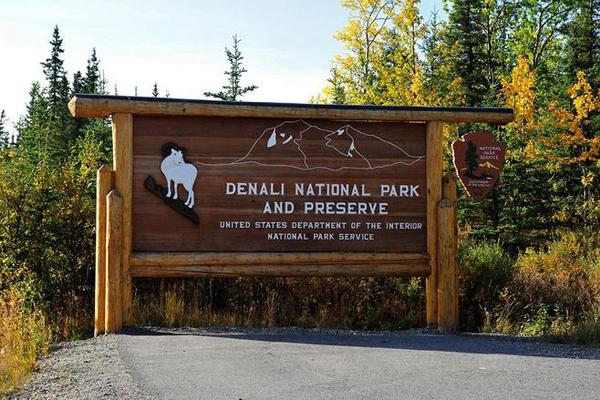 “旅游化”的LOGO系統(tǒng)，讓標(biāo)識(shí)牌作為景區(qū)里的特殊景物3